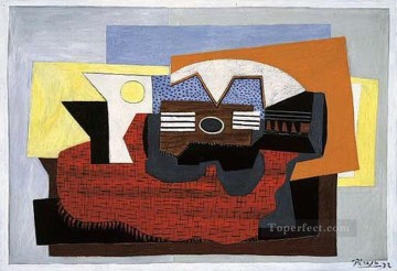  Rouge Pintura - Guitare sur un tapis rouge 1922 Cubismo